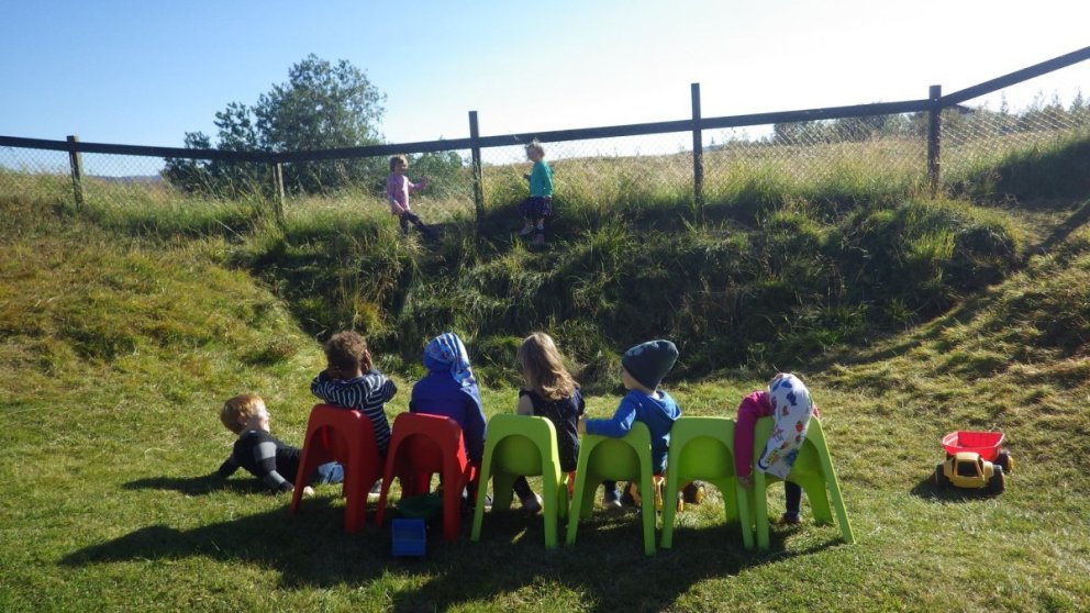 Börnin settu upp leikrit í lautinni.