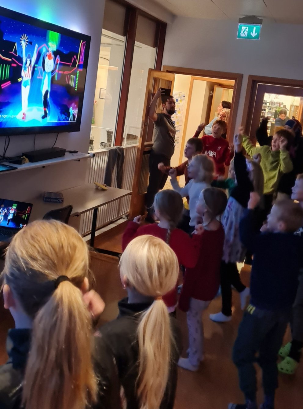 Danspartí í boði yngsta stigs