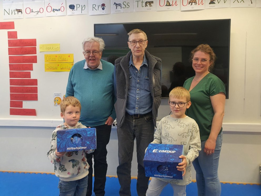 Nemendur í 1. bekk fengu hjólahjálma að gjöf