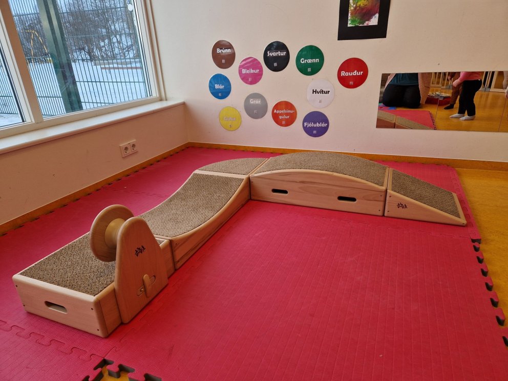 Húsgögn sem örva börnin til að hreyfa sig og styrkja grófhreyfiþroska