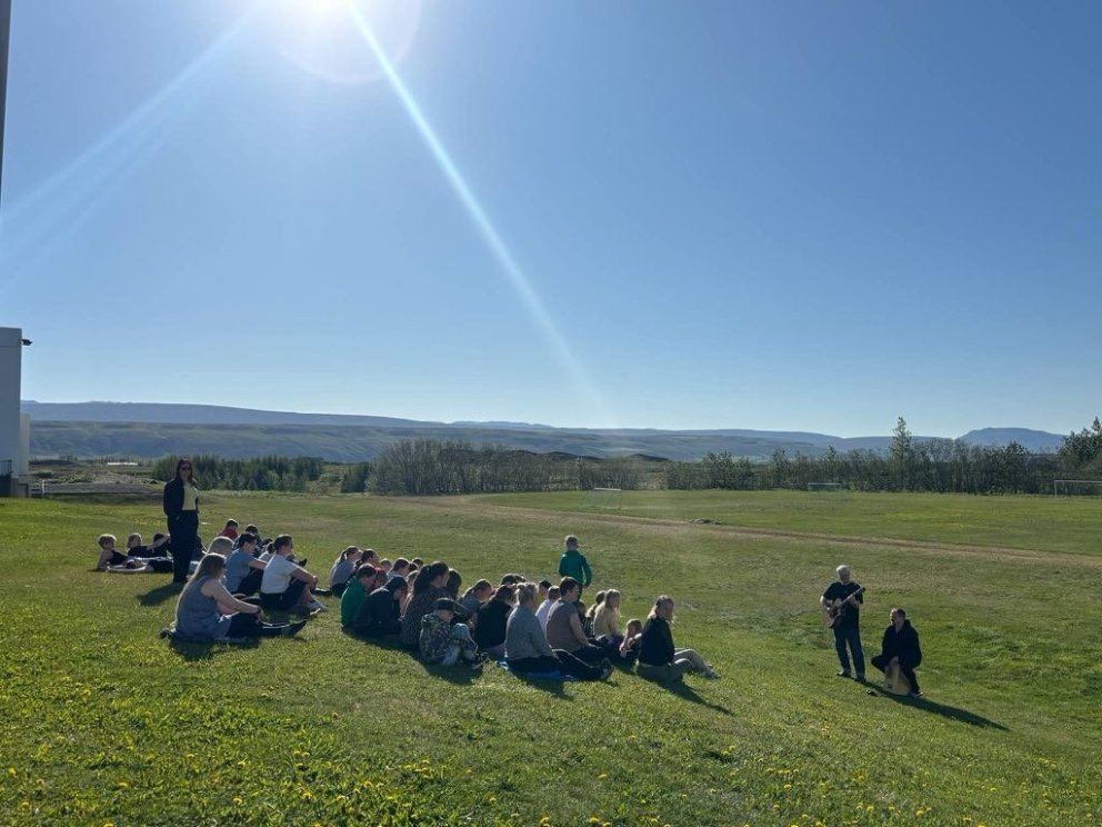 Góða veðrið nýtt til útináms og leikja