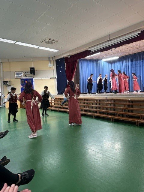 Kýpverskir nemendur að sýna þjóðdans