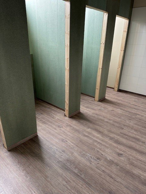 Nýtt gólf en beðið eftir lokafrágangi; spasla og mála veggi, setja upp klósett og hurðar.