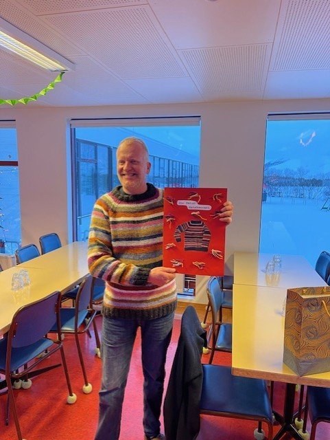 Jón Pétur fyrir þremur árum þegar hann fékk peysu að gjöf frá starfsmönnum skólans af tilefni 25 ski&hellip;