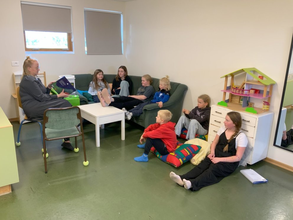 Nemendur hlusta á upplestur.