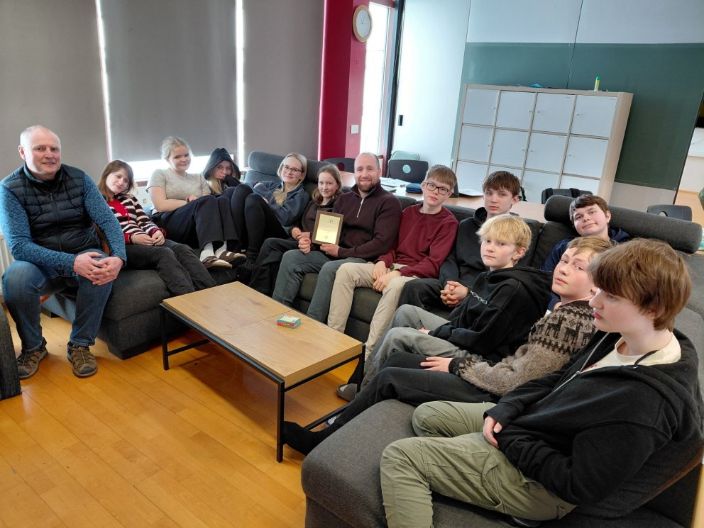 Ísak ásamt hluta nemenda unglingastigs