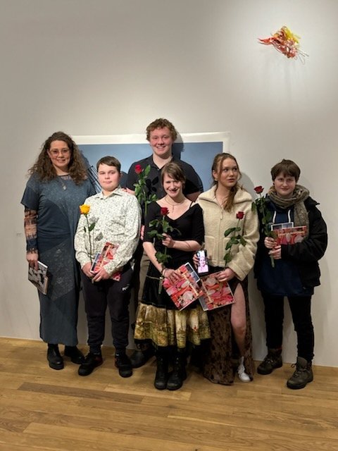 Nemendur Þingeyjarskóla; Bjartur, Þór, Ellý, Hildur Ósk, Noah og Kristrún sjónlistakennari. (á myndi…