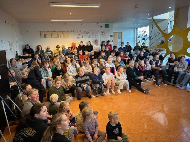 Nemendur og starfsfólk samankomið í setustofu