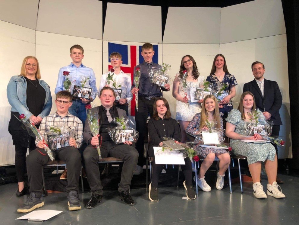 Útskriftarnemendur 10. bekkjar ásamt umsjónakennurum sínum.