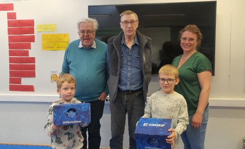 Nemendur í 1. bekk fengu hjólahjálma að gjöf