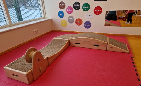 Húsgögn sem örva börnin til að hreyfa sig og styrkja grófhreyfiþroska