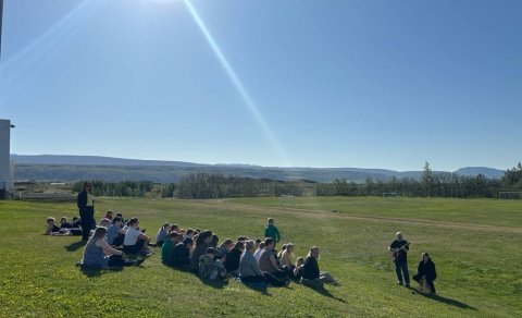 Góða veðrið nýtt til útináms og leikja