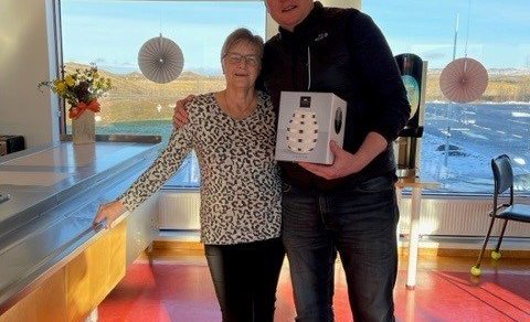 Jóhann skólastjóri tekur við gjöfinni frá Diddu