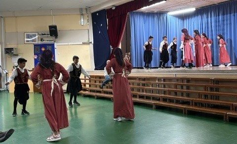 Kýpverskir nemendur að sýna þjóðdans