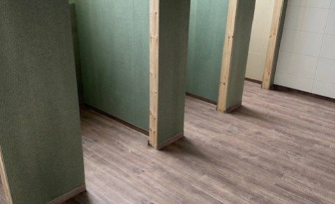 Nýtt gólf en beðið eftir lokafrágangi; spasla og mála veggi, setja upp klósett og hurðar.