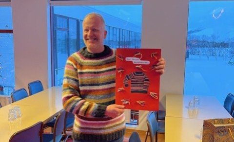 Jón Pétur fyrir þremur árum þegar hann fékk peysu að gjöf frá starfsmönnum skólans af tilefni 25 ski&hellip;