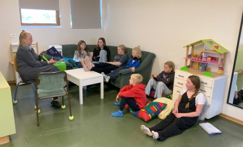 Nemendur hlusta á upplestur.