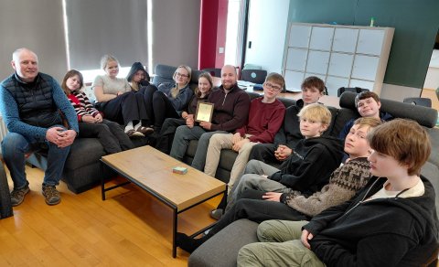 Ísak ásamt hluta nemenda unglingastigs