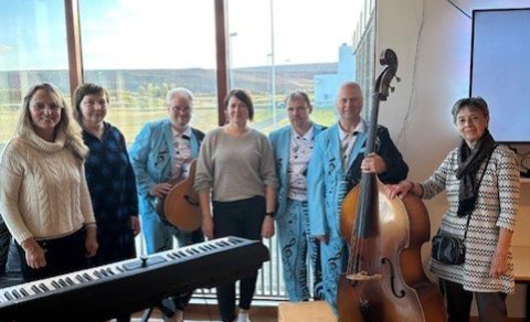 Ilona ásamt kollegum og Húsbandi Þingeyjarskóla