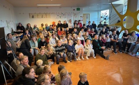 Nemendur og starfsfólk samankomið í setustofu