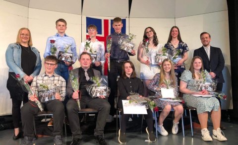 Útskriftarnemendur 10. bekkjar ásamt umsjónakennurum sínum.